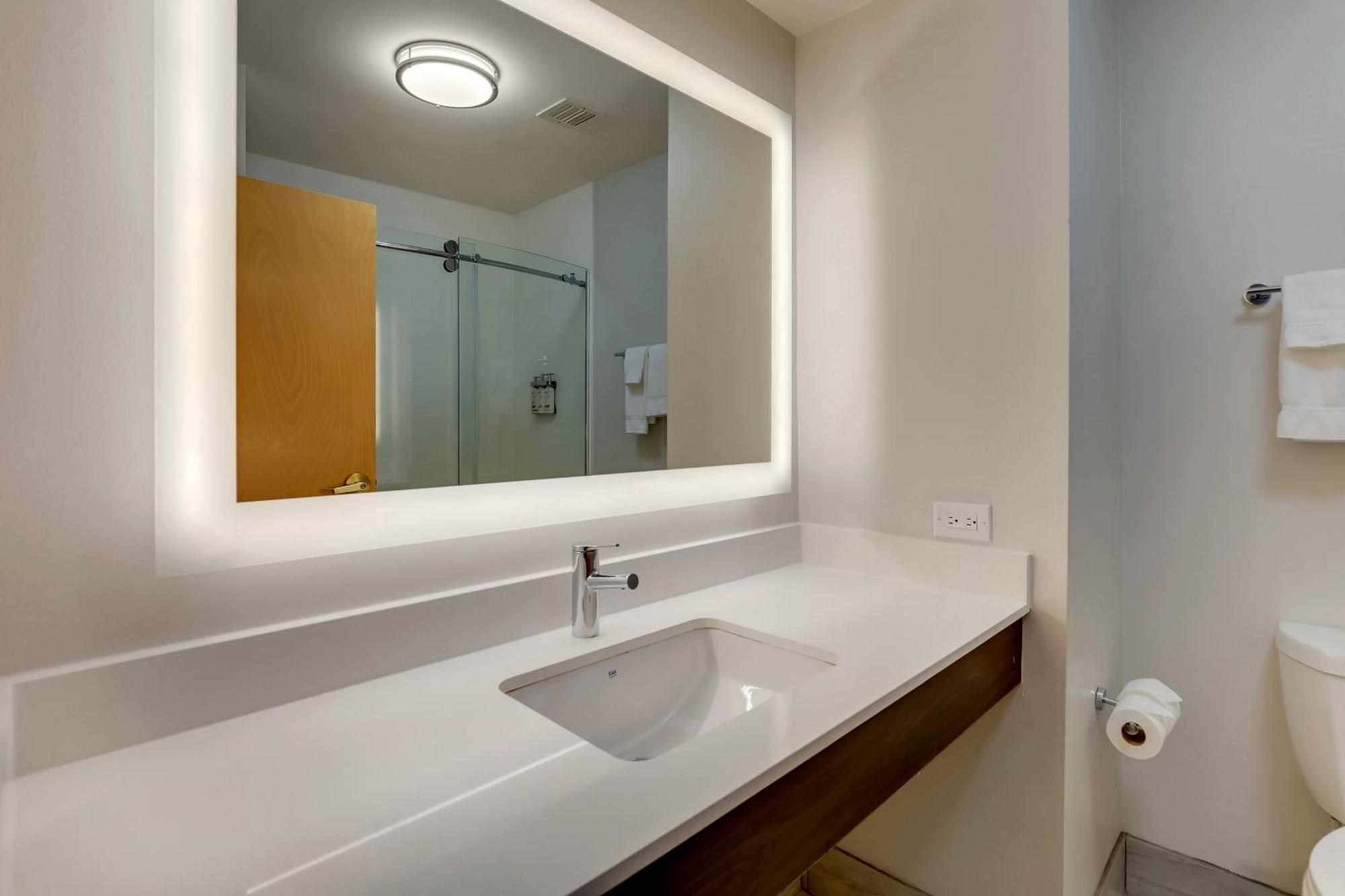 Express & By Ihg 2*